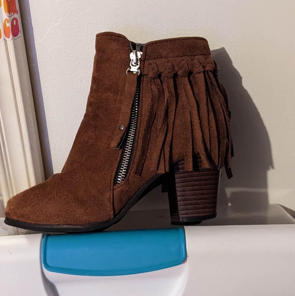 Size 5.5-6 tan fringe bootie